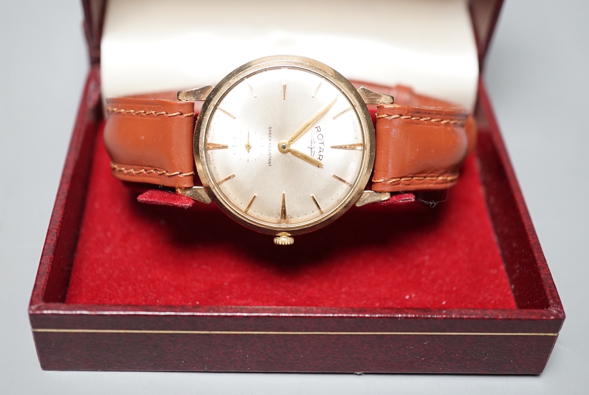 A gentleman's 9ct gold Rotary shock resisting manual wind wrist watch, on a brown leather strap, with Rotary box